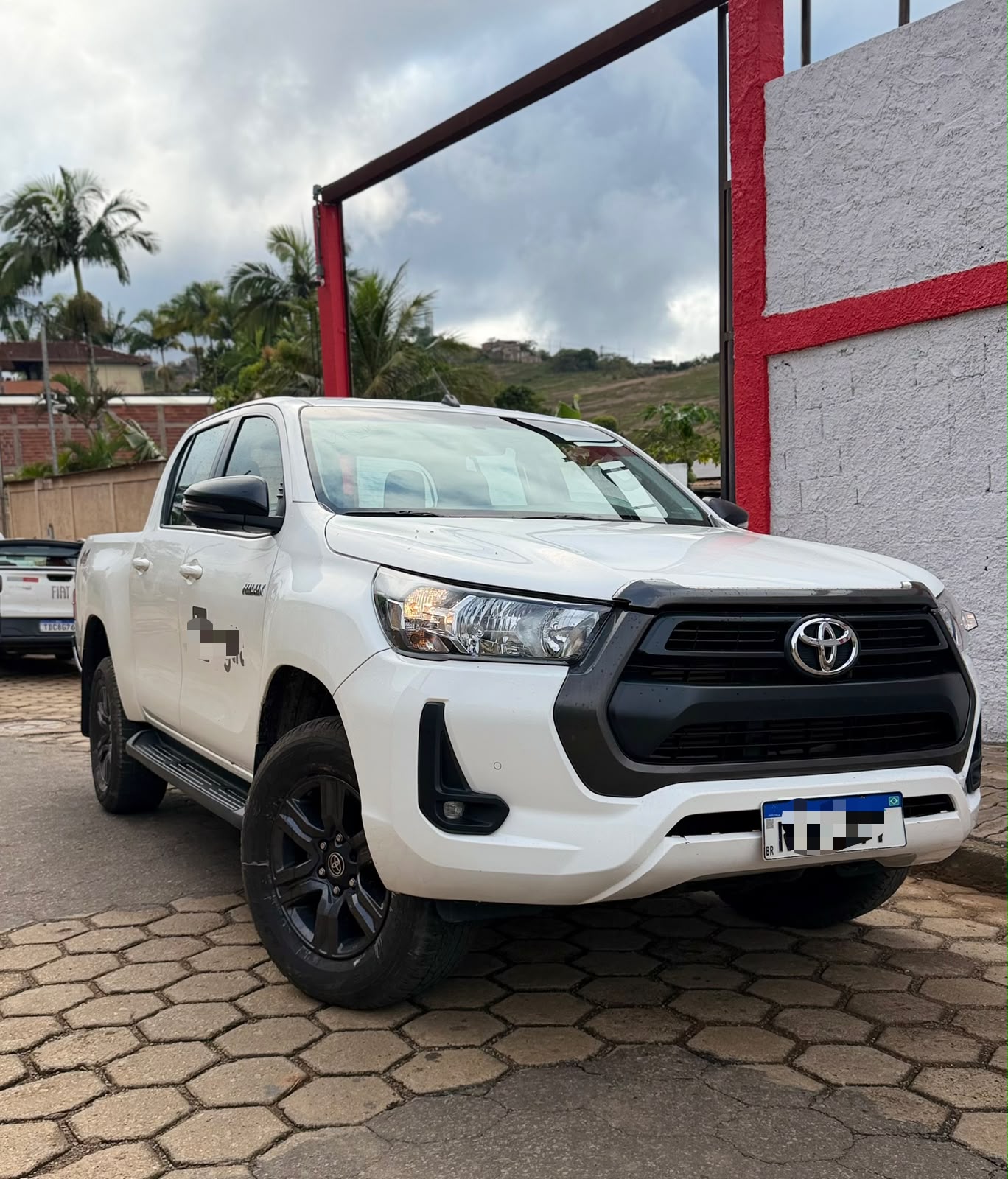 Toyota Hilux branca anunciada pela RAC Repasses